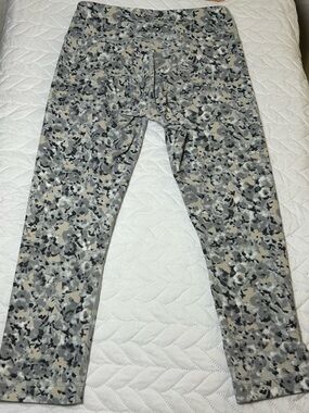 Women’s Lululemon Capri Leggings Black, White And Tan Camo Size 4